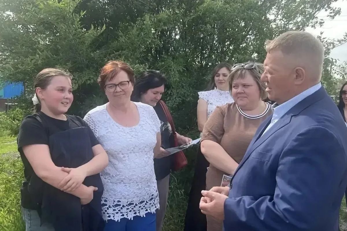 Панков вместе с жителями Калининска добился ремонта тротуара на въезде в город Панков вместе с жителями Калининска добился ремонта тротуара на въезде в город